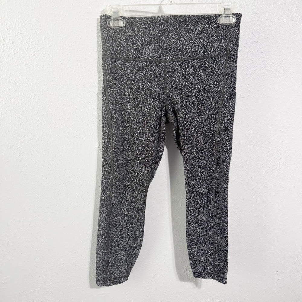 Athleta Ultimate 7/8 tight Black and White Patterned Leggings small